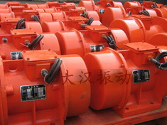 YZS振動(dòng)電機(jī)：加裝防護(hù)外殼，密封性強(qiáng)不易損壞。