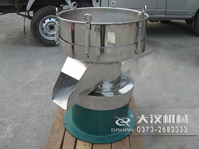 涂料振動(dòng)篩由：框體，振動(dòng)斗，出料口，振動(dòng)電機(jī)底座等部件組成