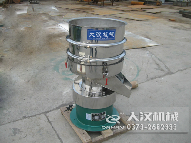 涂料過濾振動(dòng)篩：利用振動(dòng)電機(jī)的振動(dòng)力帶動(dòng)物料在篩網(wǎng)上進(jìn)行篩分，從而利用篩網(wǎng)孔徑的大小不同，完成涂料的分級，除雜等篩分目的。