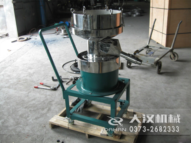 特殊制作的涂料振動(dòng)篩-加裝小推車裝置，方便設(shè)備的移動(dòng)。