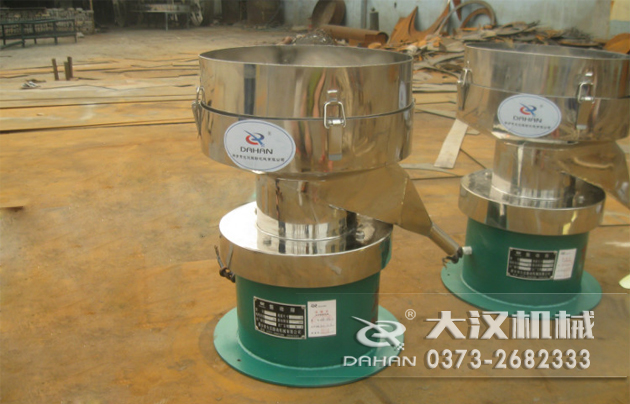 涂料振動(dòng)篩底部為碳鋼材質(zhì)，上半部分與無聊接觸的為不銹鋼材質(zhì)，這種產(chǎn)品能夠在成本上有所節(jié)約。