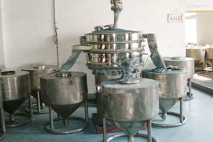 振蕩篩主要特點(diǎn)：換網(wǎng)容易，全封閉模式粉末不飛揚(yáng)，可連續(xù)作業(yè)