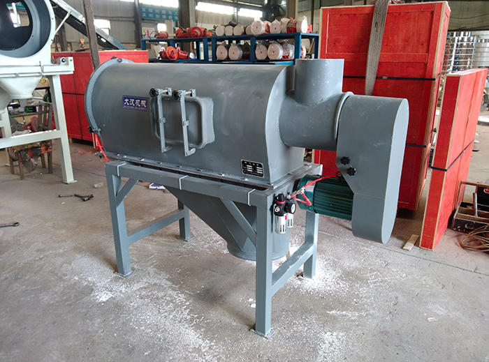 氣流篩采用碳鋼材質(zhì)的外殼，臥式的篩網(wǎng)利用風(fēng)力與物料的離心力對物料進(jìn)行篩分。產(chǎn)量高，效果好。