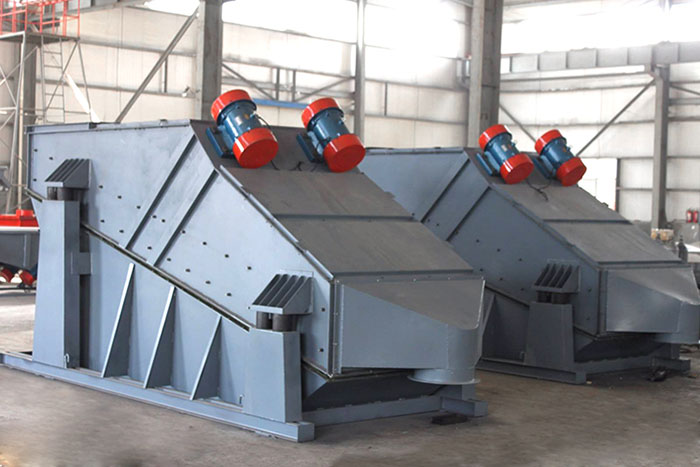 ZSG礦用振動(dòng)篩采用雙電機(jī)振動(dòng)，電機(jī)位置安裝在頂部，便于更好的傳遞振動(dòng)力。