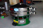 800型單層三次元振動(dòng)篩，產(chǎn)量可達(dá)800kg/h。