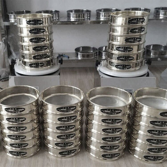 試驗(yàn)篩采用SUS403不生銹材質(zhì)，篩框壁厚0.6mm經(jīng)久耐用不變形，可耐400°高溫，可用于無機(jī)，有機(jī)溶液。