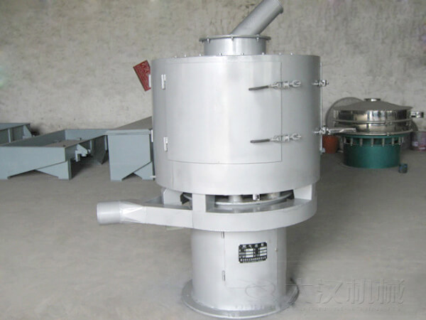 氣流篩與其它普通振動篩不同的是其采用的是立式篩網(wǎng)，篩分主要動力來自風(fēng)機(jī)的吹動帶動物料撲向篩網(wǎng)，從而完成篩分目的。